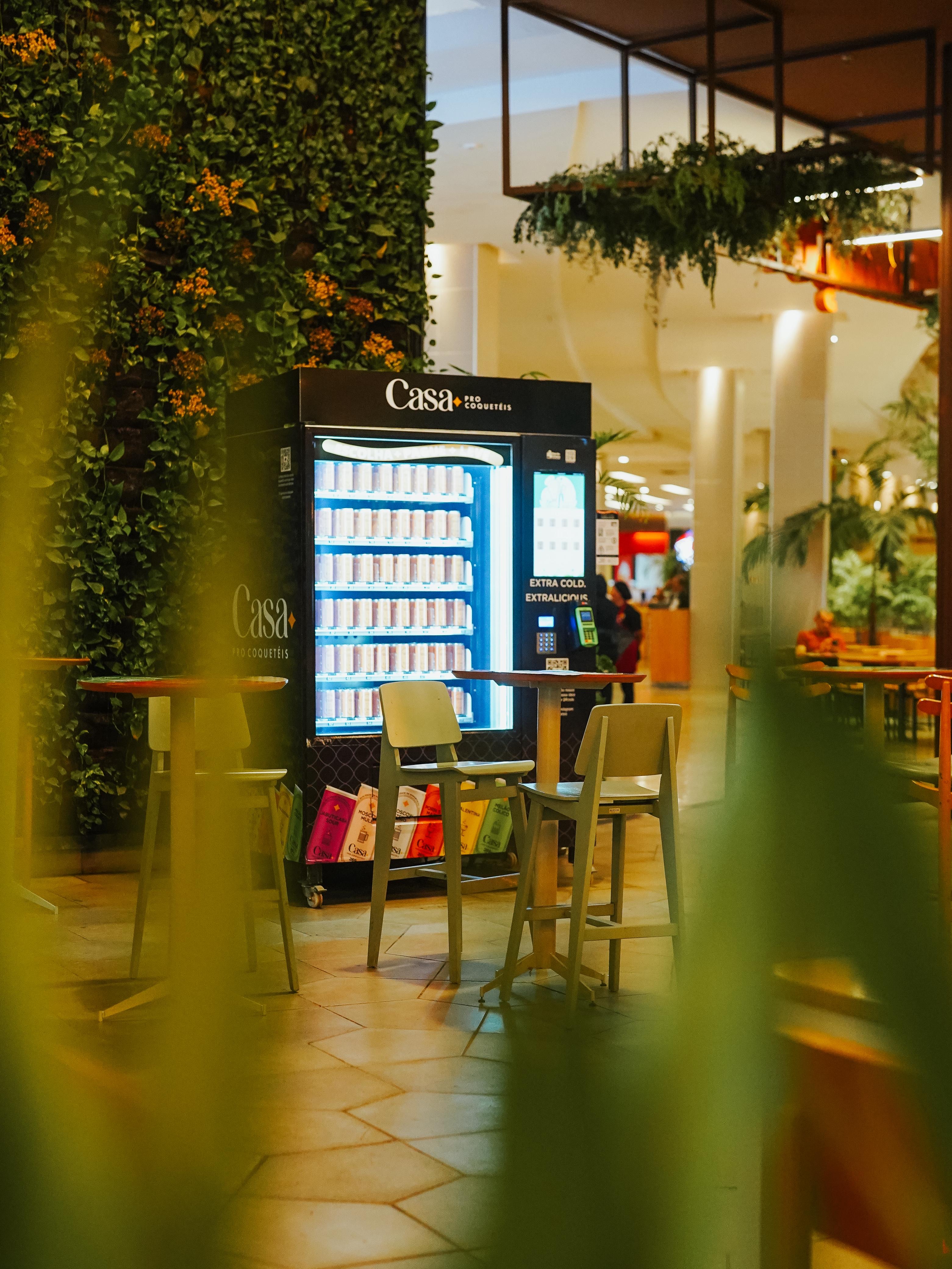 Vending Machine da Casa Pro Coquetéis instalada na praça de alimentação do Shopping Pantanal