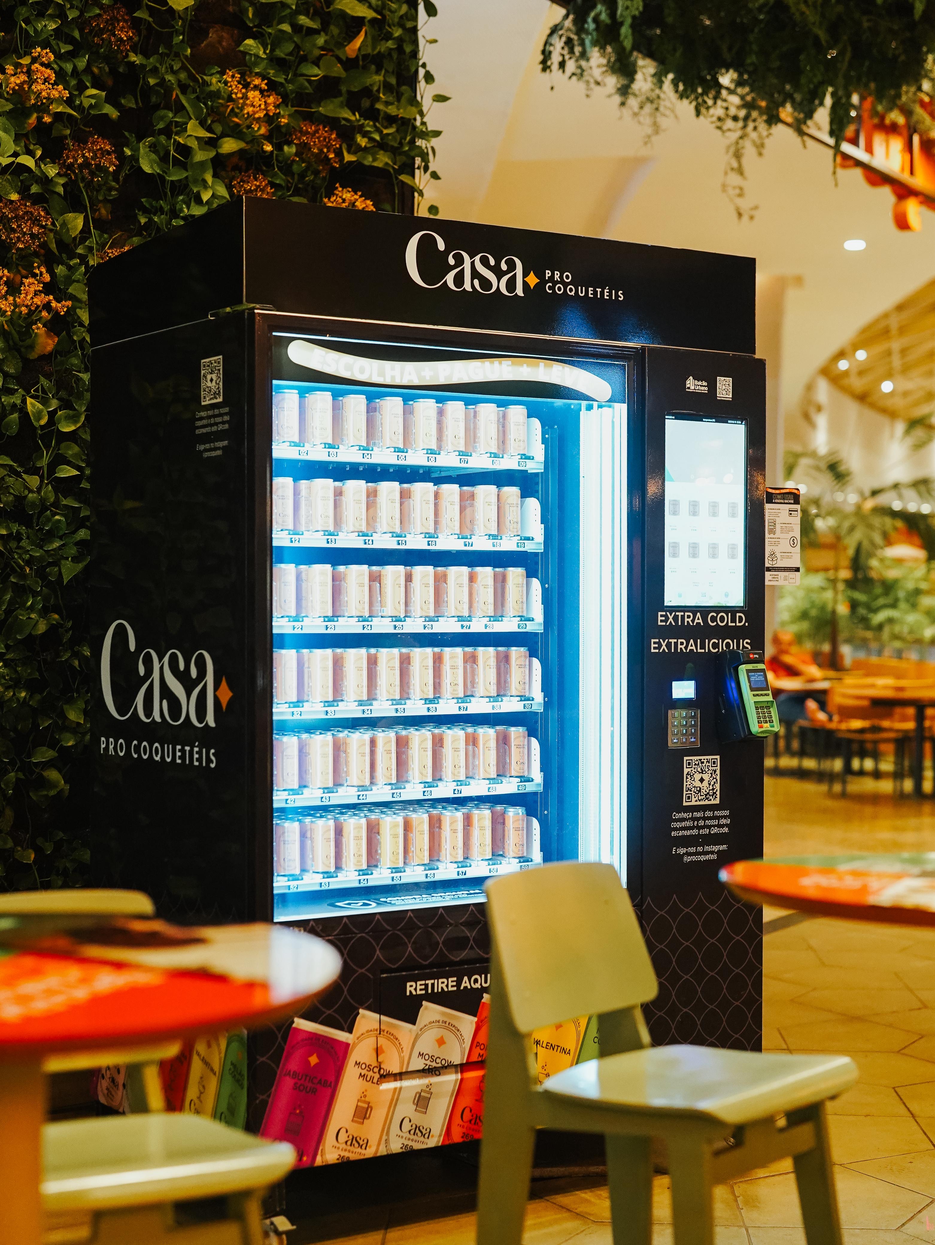 Vending Machine Casa Pro Coquetéis vista de frente, abastecida com latas geladas