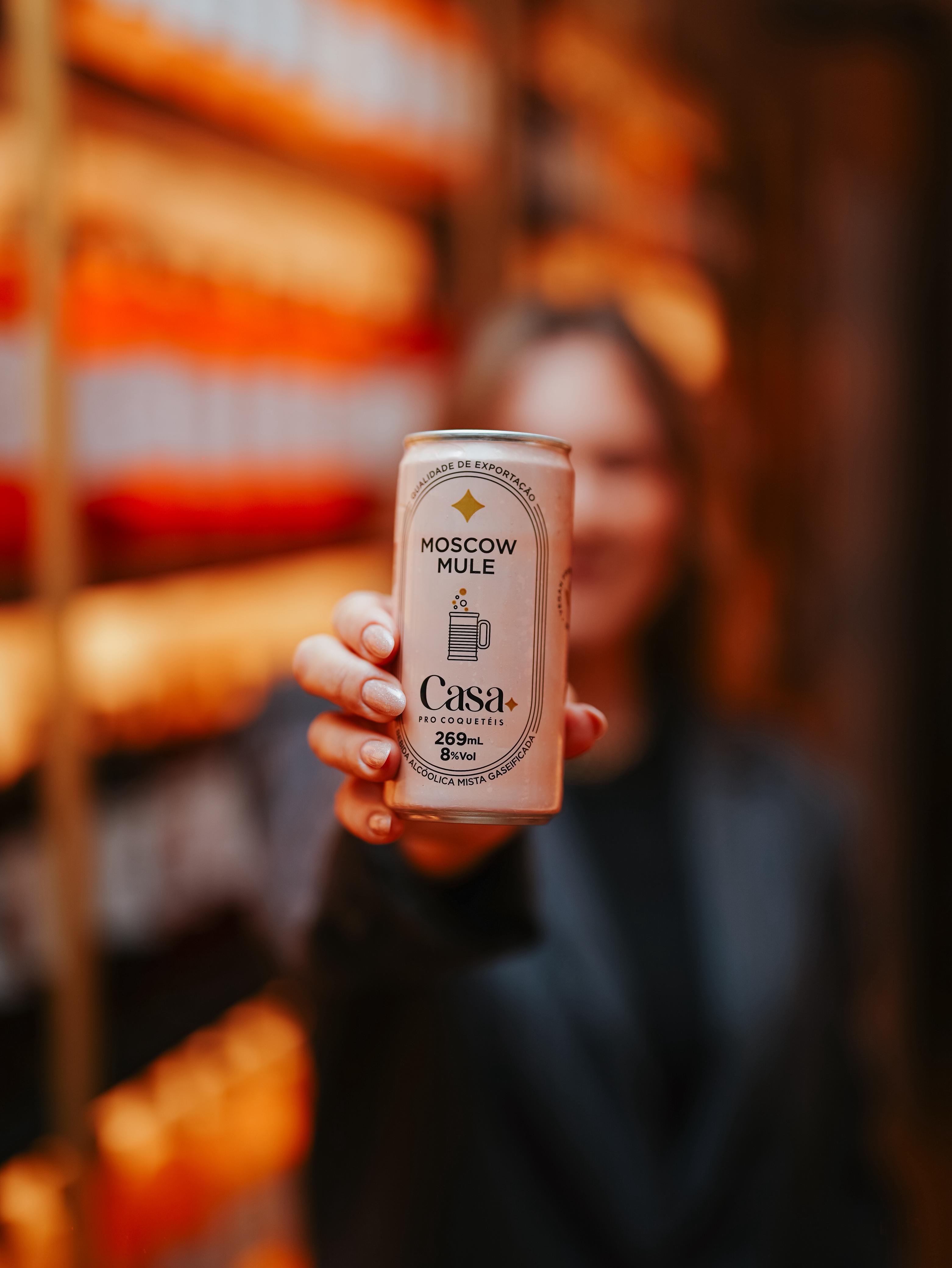 Lata Casa Pro Coquetéis Moscow Mule 269 ml segurada em frente à máquina