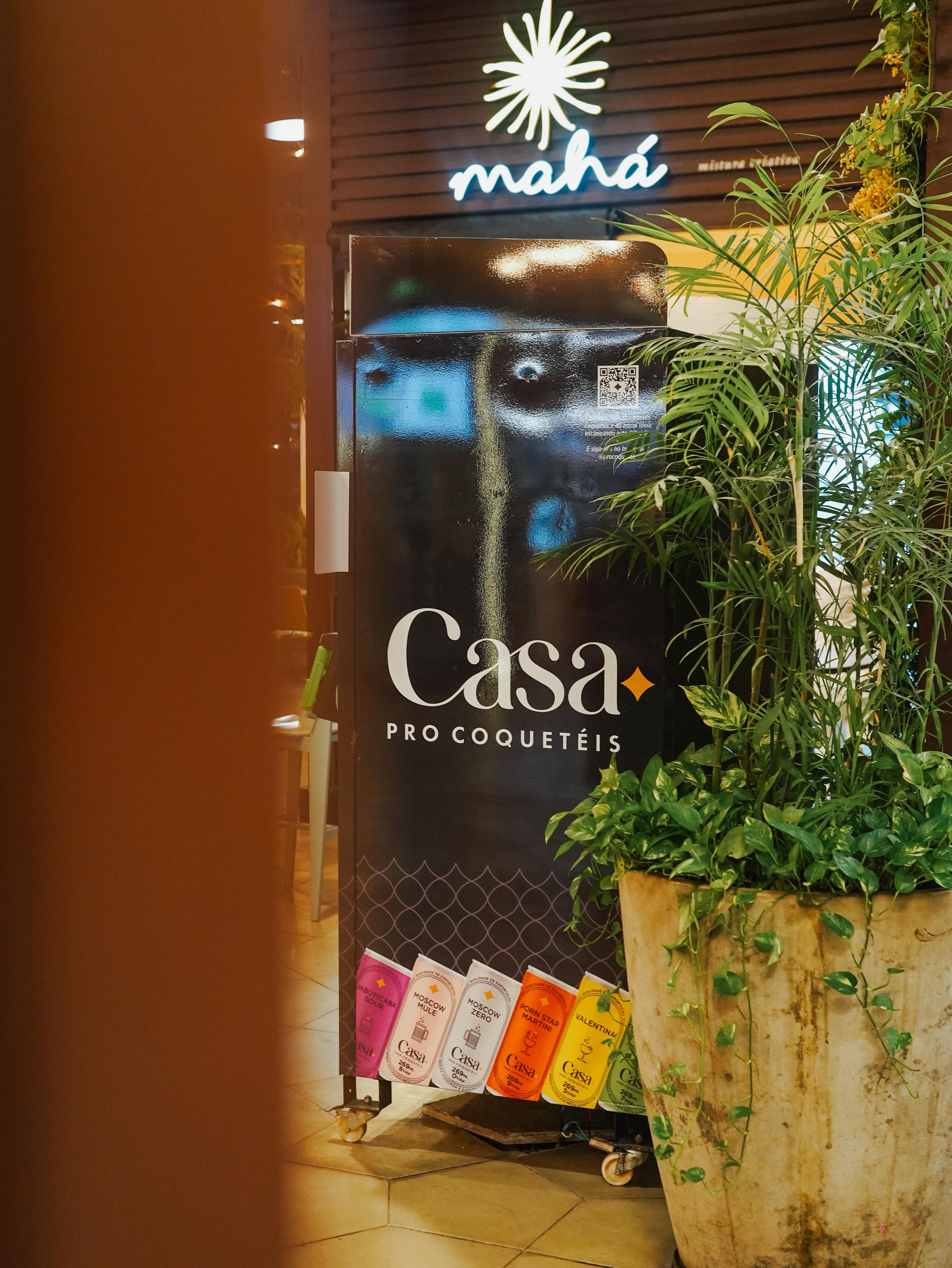 Lateral da Vending Machine com a marca Casa Pro Coquetéis e os sabores em destaque