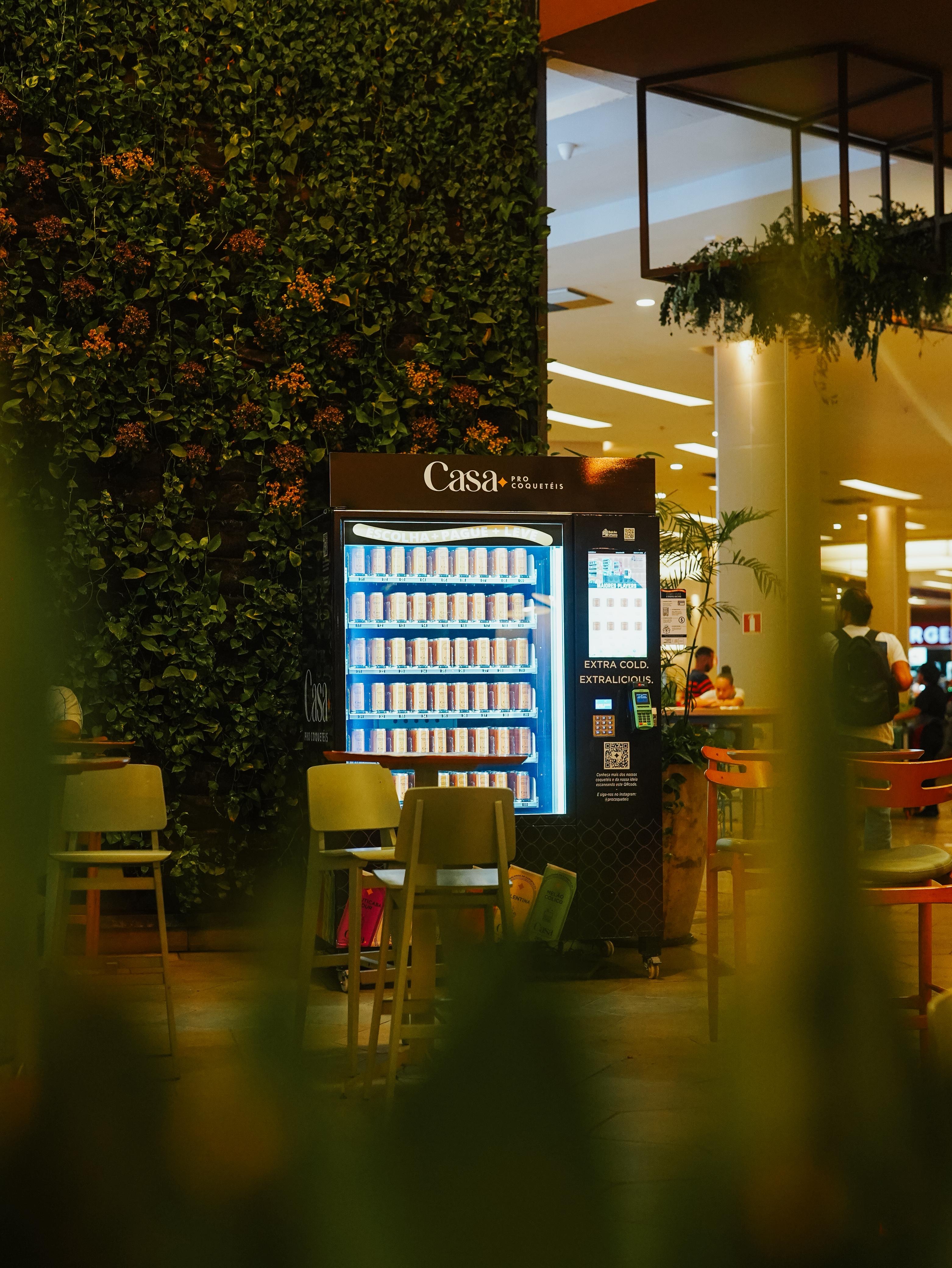 Vending Machine da Casa Pro Coquetéis iluminada à noite no shopping
