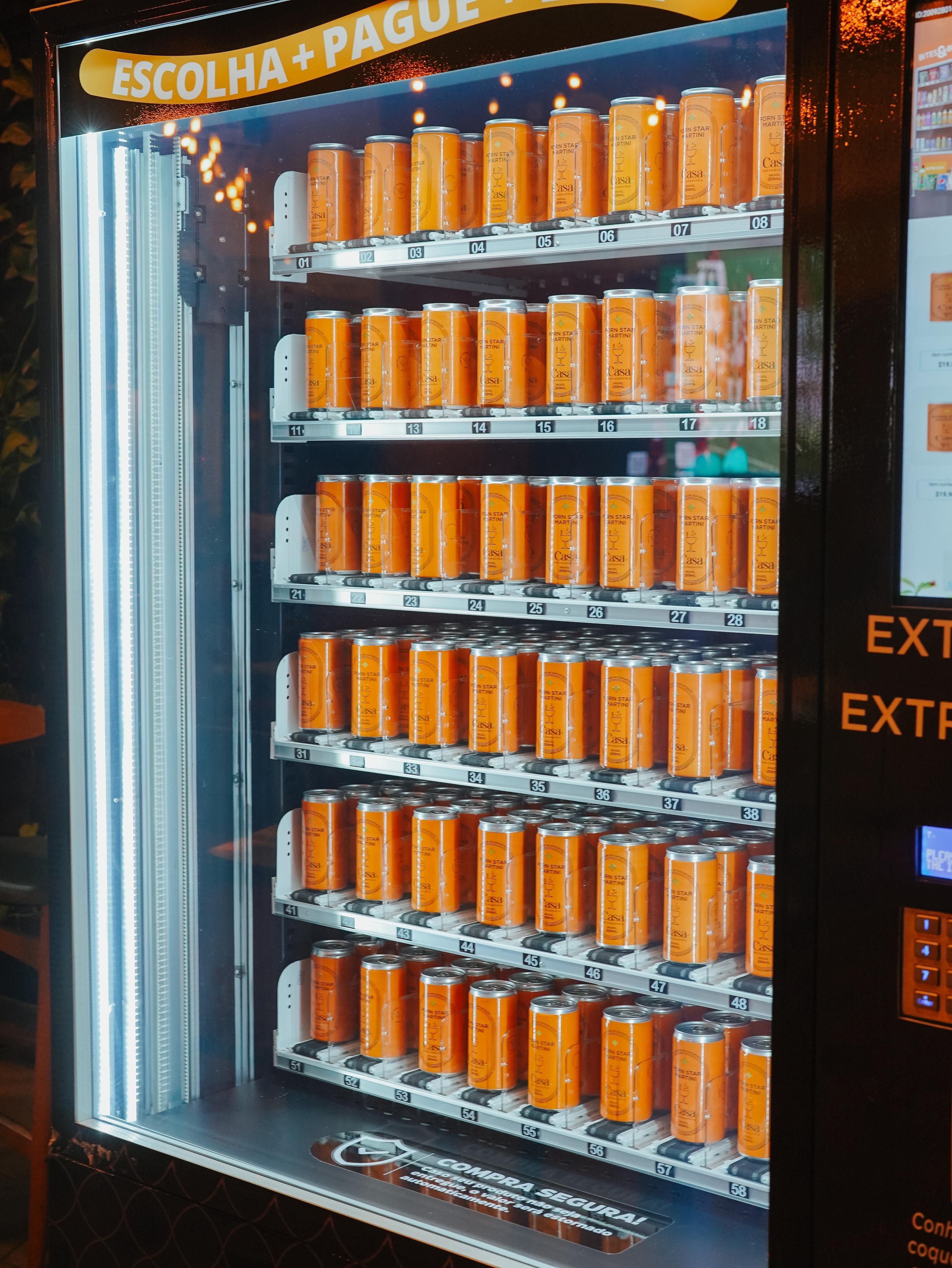 Prateleiras internas da Vending Machine abastecidas com latas Casa Pro Coquetéis